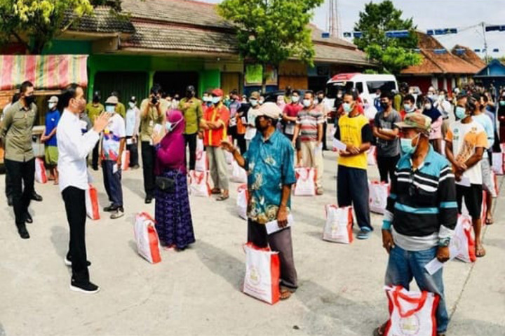 Mengawali kunjungan kerjanya di Provinsi Jawa Tengah, Rabu, 5 Januari 2022 Presiden Joko Widodo (Jokowi) mengunjungi Pasar Gemolong di Kecamatan Gemolong, Kabupaten Sragen.