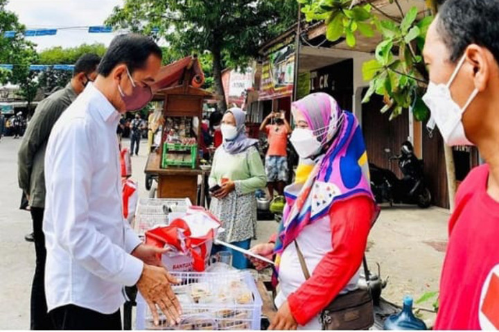 Jokowi tampak berbincang-bincang dengan PKL dan pedagang Pasar Gemolong.