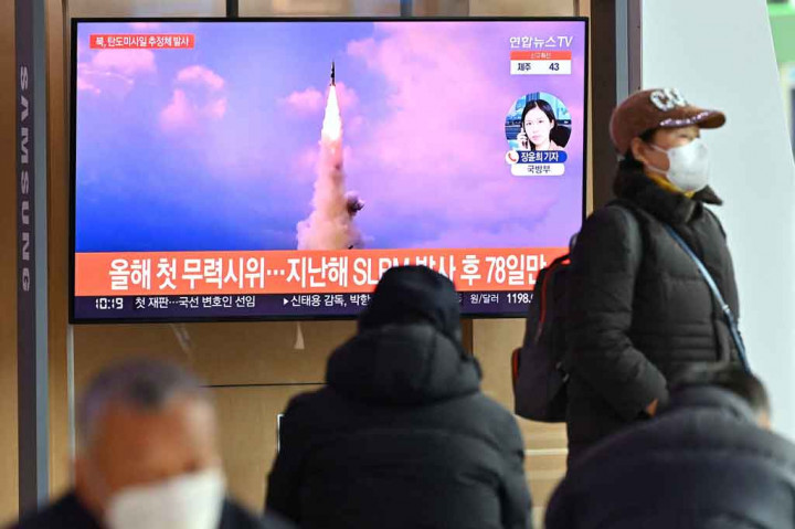 Korea Utara menembakkan rudal balistik ke laut pada hari Rabu, 5 Januari 2022, kata Korea Selatan dan Jepang. Ini merupakan peluncuran pertama oleh Pyongyang tahun ini.