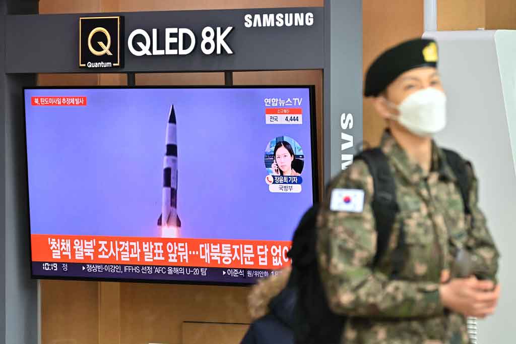 Militer Korea Selatan mengatakan Korea Utara menembakkan apa yang diduga sebagai rudal balistik ke arah laut timur semenanjung itu sekitar pukul 08:10 (2310 GMT Selasa).