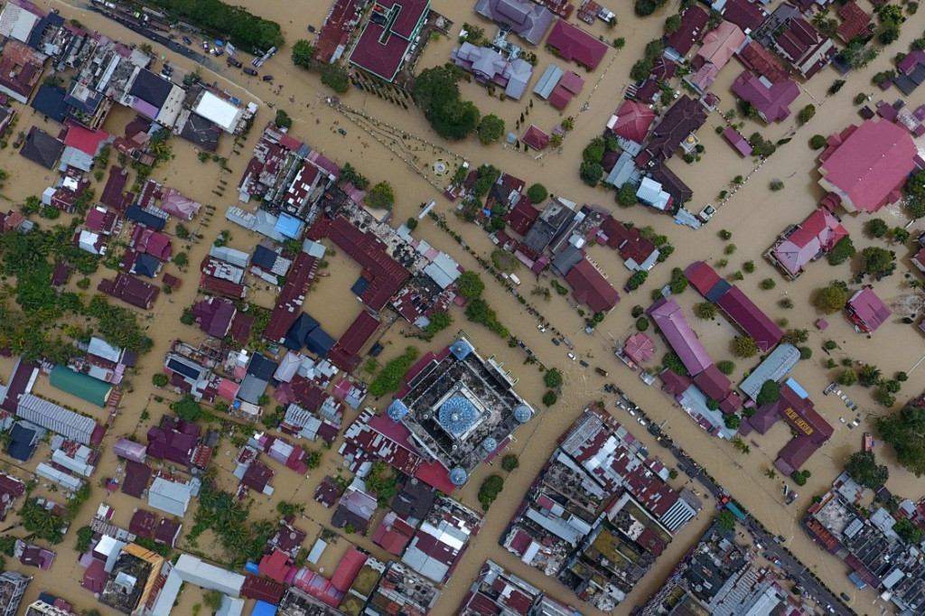 Hujan yang mengguyur wilayah Kabupaten Aceh Utara, Aceh, mengakibatkan banjir makin meluas hingga merendam 14 kecamatan. Banjir terjadi akibat intensitas hujan yang masih tinggi di wilayah tersebut.