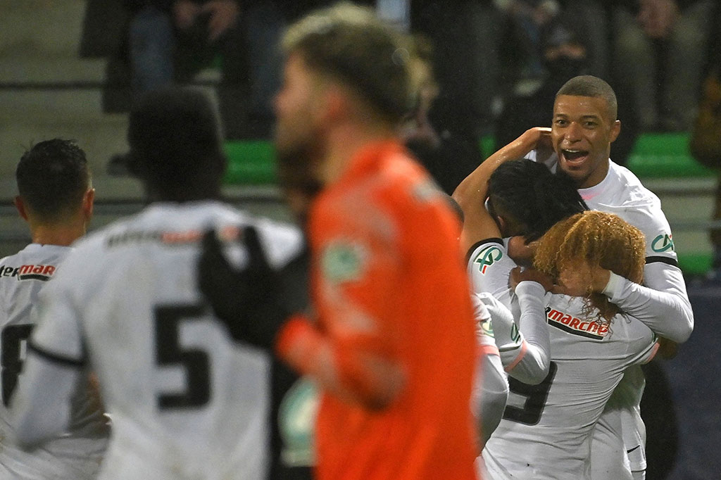 Kylian Mbappe mencetak hat-trick untuk membawa Paris Saint-Germain mengalahkan tim divisi empat Vannes 4-0 sekaligus melaju ke babak 16 besar Piala Prancis, Selasa, 4 Januari 2022 dini hari WIB.