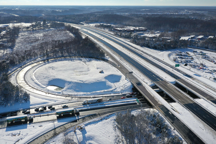 Mobil dan truk terdampar di bagian Interstate 95 dekat Quantico, Virginia, Selasa, 4 Januari 2022. Salju tebal menimbulkan kekacauan di Washington, DC, menyebabkan ratusan pengemudi terdampar di jalan raya utama di Virginia.
