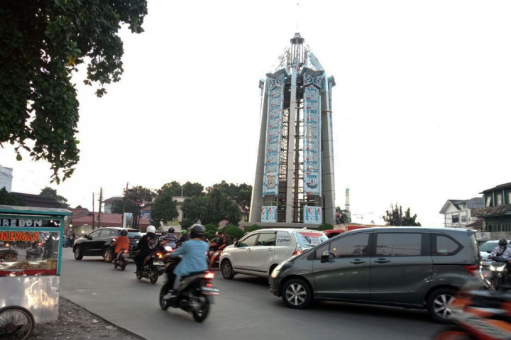 Proses renovasi Tugu Pamulang di bundaran Kota Pamulang, Tangerang Selatan, Banten, sudah hampir selesai. Tugu tersebut sempat viral karena sebelumnya disebut tidak sesuai desain awal dan mirip toren air.