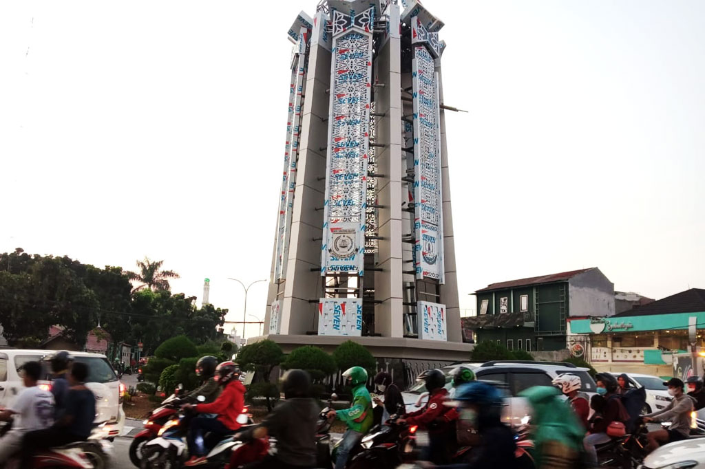 Sementara itu terkait permintaan lampu pengatur lalu lintas di sekitar tugu, Dinas PUPR akan berkoordinsi dengan Dinas Perhubungan Provinsi Banten. 