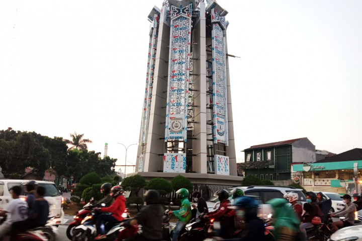 Sementara itu terkait permintaan lampu pengatur lalu lintas di sekitar tugu, Dinas PUPR akan berkoordinsi dengan Dinas Perhubungan Provinsi Banten. 