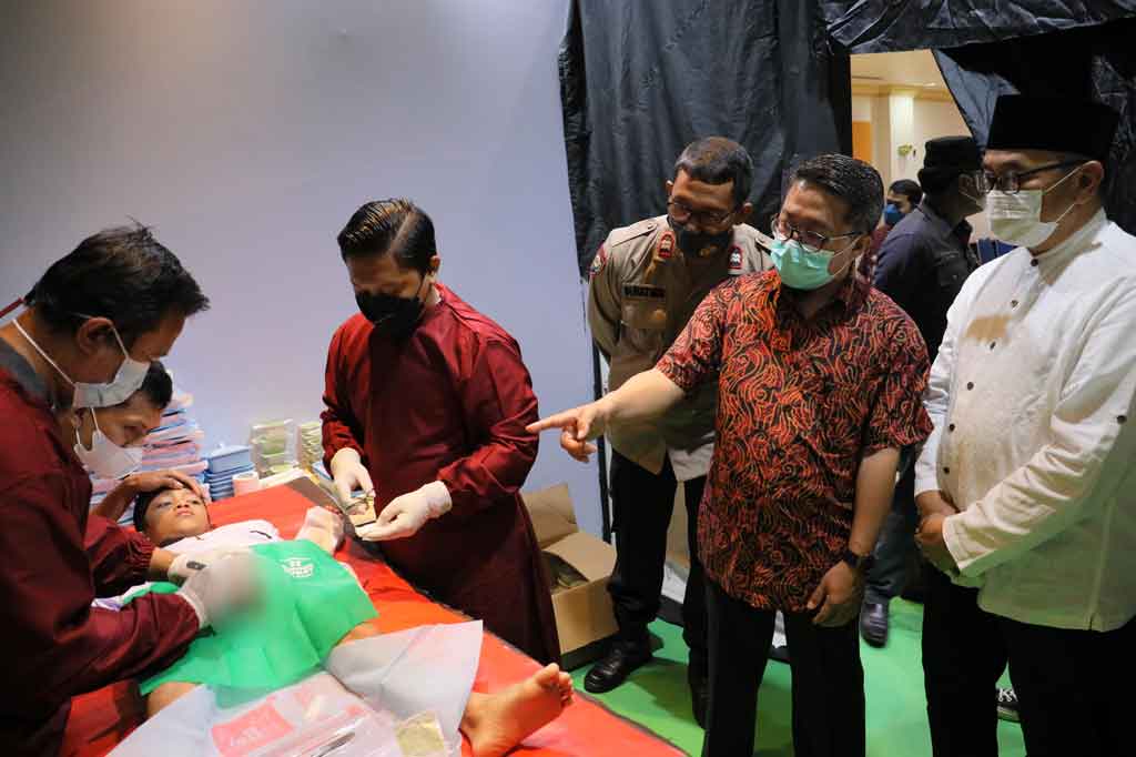 Direktur Utama PT Citra Media Nusa Purnama Firdaus Dayat (kanan) bersama Direktur PT Rumah Sunatan Indonesia Mahdian Nur Nasution (dua kanan) dan Bhabinkamtibmas Kelurahan Kedoya Selatan Aiptu Suratmin, menyaksikan secara langsung proses khitanan massal di kantor Media Indonesia Jakarta, Rabu, 5 Januari 2022. 