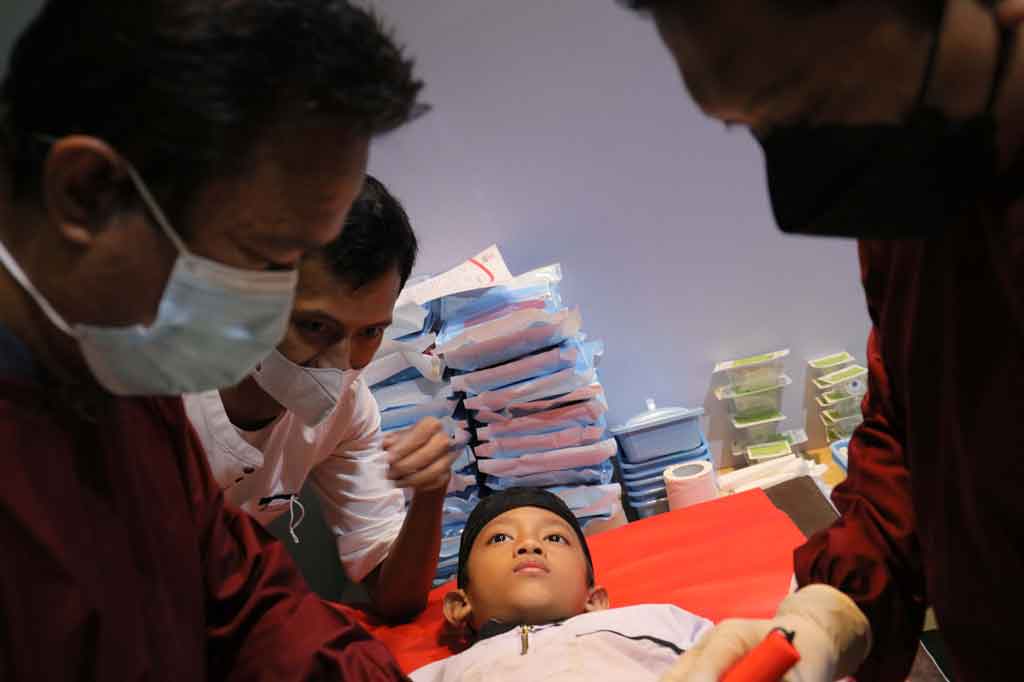 Sebanyak 52 anak mengikuti khitanan massal yang diselenggarakan dalam rangkaian HUT Ke-52 Media Indonesia. Sunatan massal kali ini menggunakan teknik Mahdian Klem.