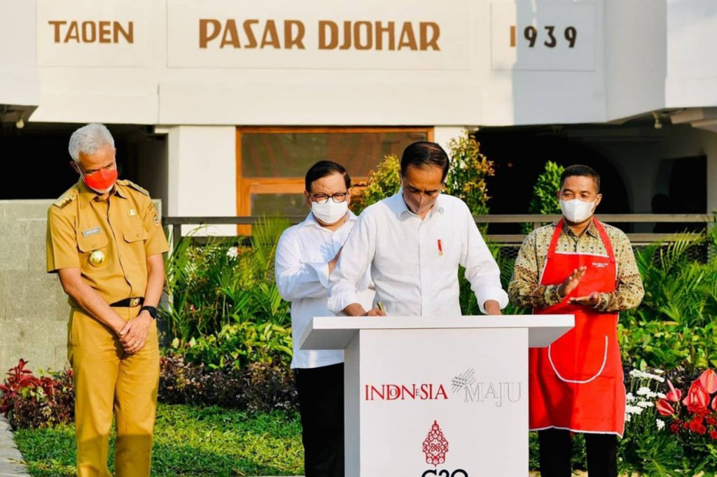 Presiden Joko Widodo meresmikan Pasar Johar di Kota Semarang, Jawa Tengah, Rabu, 5 Januari 2022.