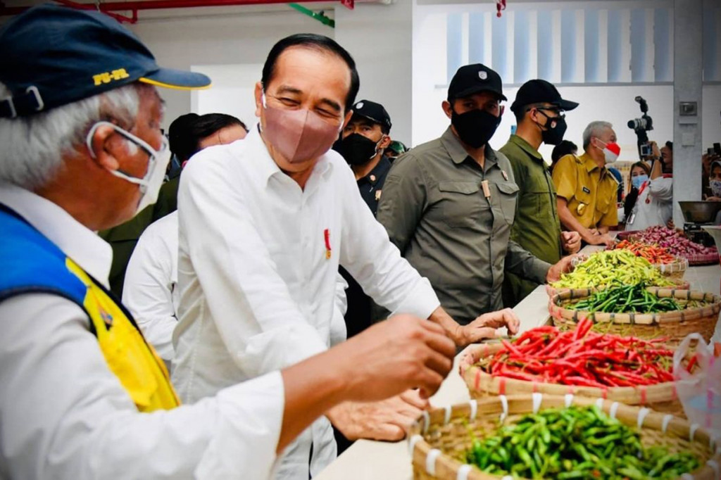 Jokowi didampingi Menteri Pekerjaan Umum dan Perumahan Rakyat Basuki Hadimuljono, Sekretaris Kabinet Pramono Anung, Gubernur Jawa Tengah Ganjar Pranowo, dan Wali Kota Semarang Hendrar Prihadi.