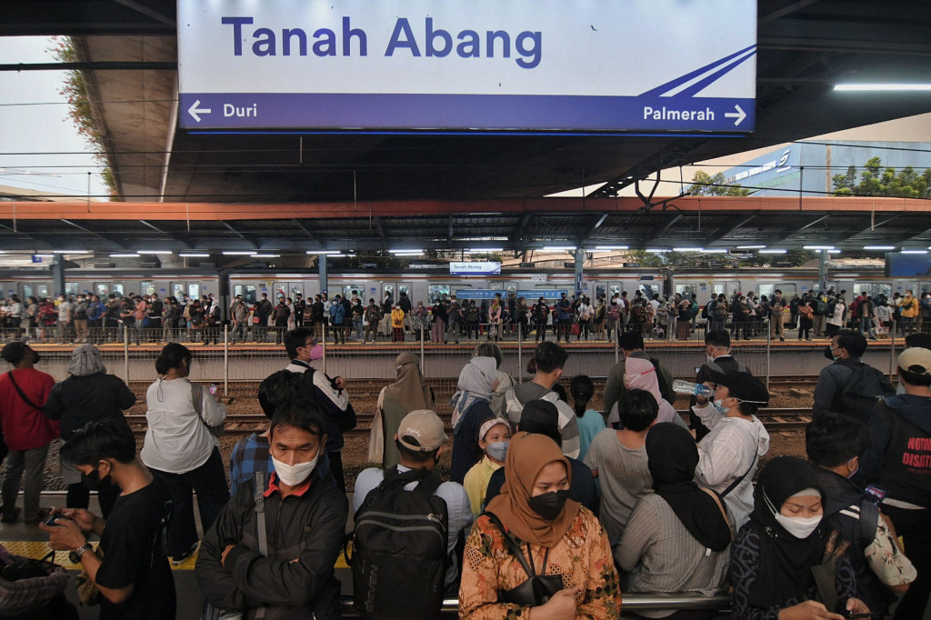 Calon penumpang menunggu kedatangan KRL di Stasiun Tanah Abang, Jakarta Pusat, Rabu, 5 Januari 2022. 