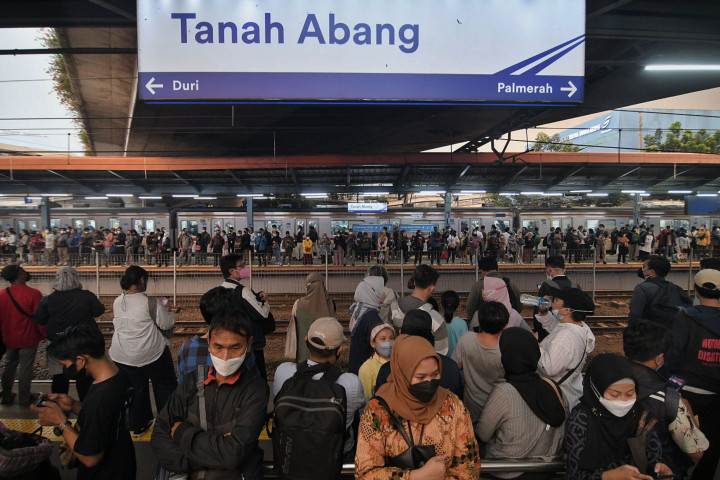 Calon penumpang menunggu kedatangan KRL di Stasiun Tanah Abang, Jakarta Pusat, Rabu, 5 Januari 2022. 