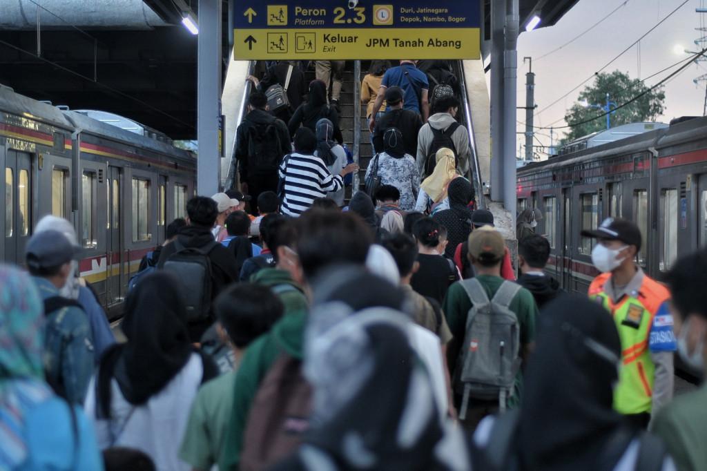 Memasuki masa PPKM Level 2, Stasiun Tanah Abang kembali dipadati penumpang saat jam pulang kerja.
