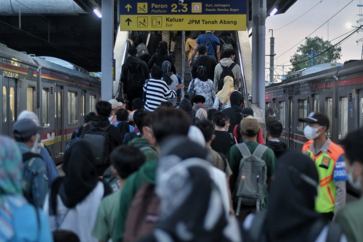 Memasuki masa PPKM Level 2, Stasiun Tanah Abang kembali dipadati penumpang saat jam pulang kerja.