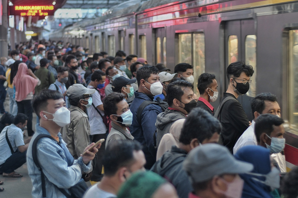 Antrean penumpang di Stasiun Tanah Abang mulai terlihat dari pintu masuk hingga peron tempat menunggu kedatang KRL. 