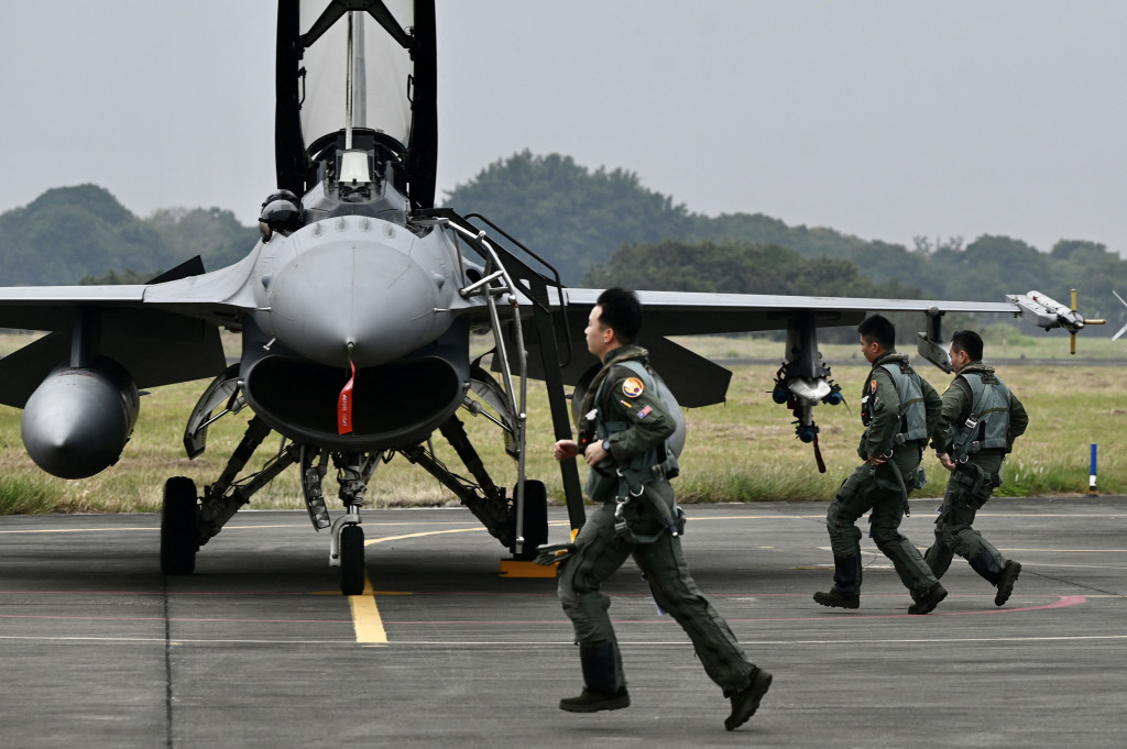 Pilot Angkatan Udara Taiwan berlari dekat jet tempur F-16V saat latihan di Chiayi, Taiwan, Rabu, 5 Januari 2022.