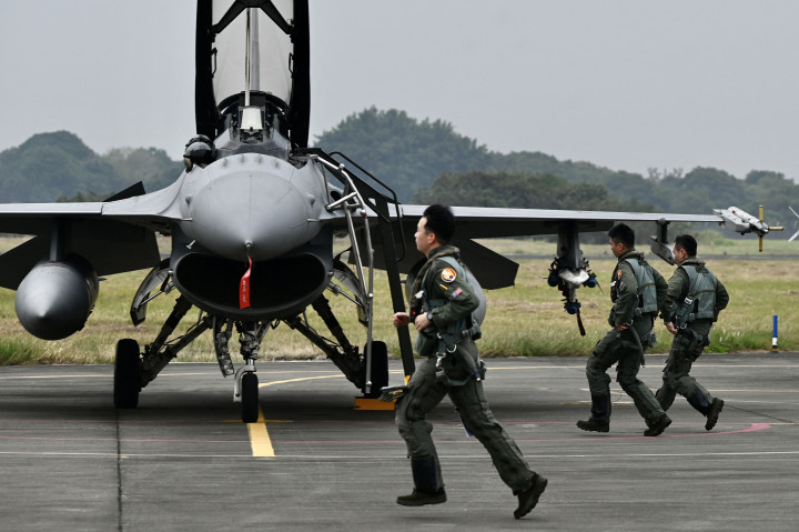 Pilot Angkatan Udara Taiwan berlari dekat jet tempur F-16V saat latihan di Chiayi, Taiwan, Rabu, 5 Januari 2022.