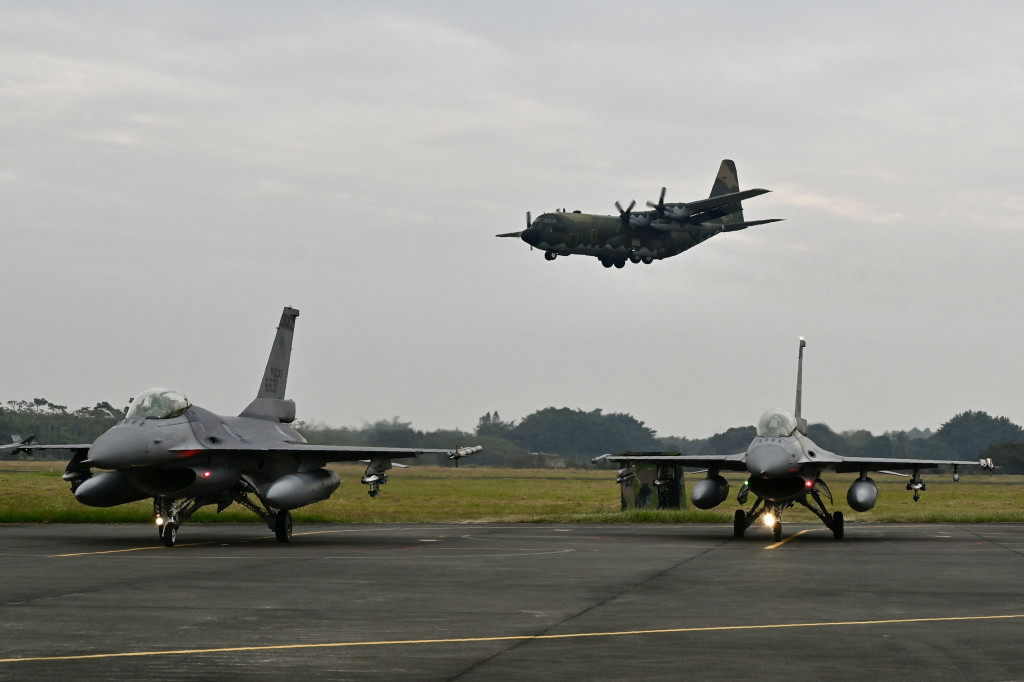 Pilot Angkatan Udara Taiwan melakukan latihan untuk mensimulasikan intersepsi pesawat Tiongkok ke zona identifikasi pertahanan udara Taiwan. 