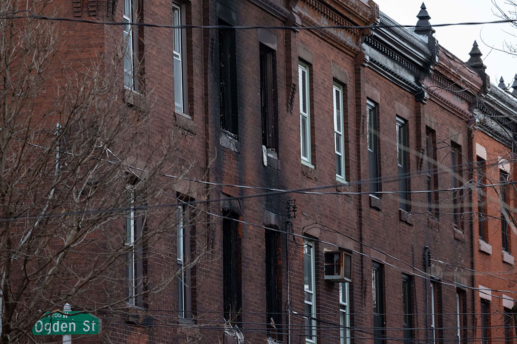 Jendela dan dinding terlihat hangus pascakebakaran melanda perumahan di Fairmouth, Philadelphia, Pennsylvania, Rabu, 5 Januari 2022 waktu setempat.