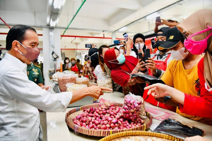 Presiden Joko Widodo meresmikan Pasar Johar di Kota Semarang, Jawa Tengah, Rabu, 5 Januari 2022. Pasar Johar yang diresmikan tersebut terdiri atas Pasar Johar Utara, Pasar Johar Tengah, Pasar Johar Selatan, dan Pasar Kanjengan.