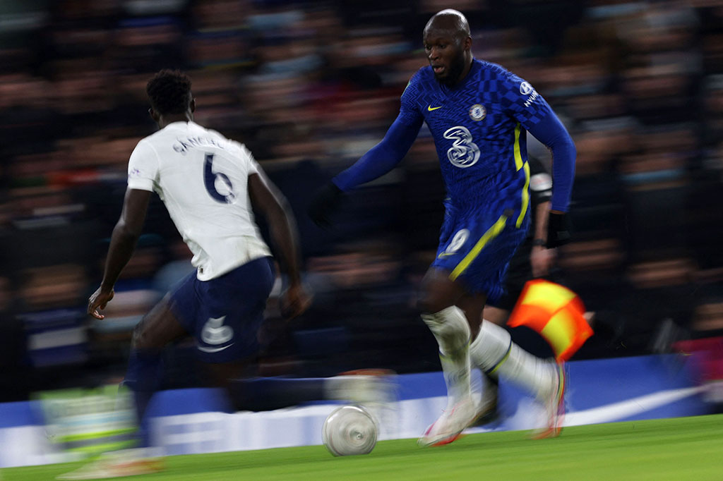 Pertandingan ini menandai kembalinya Romelu Lukaku ke daftar susunan pemain The Blues setelah ditepikan oleh Thomas Tuchel akhir pekan lalu karena komentar kurang elok soal kondisinya di klub sejak kembali dibeli dari Inter Milan musim panas lalu.