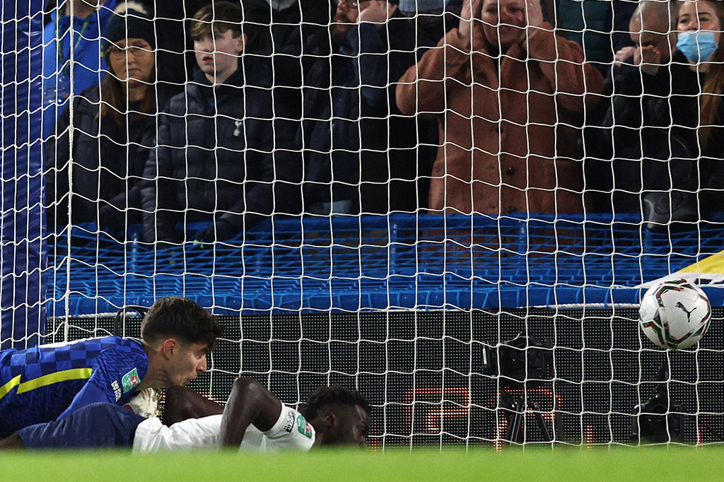 Lima menit pertandingan berjalan, Kai Havertz sukses memanfaatkan blunder di lini belakang Tottenham untuk membawa Chelsea memimpin 1-0. Berawal dari kesalahan Japhet Tangaga, bola bisa direbut oleh Marcos Alonso dan kemudian diumpan kepada Havertz yang dengan tenang melepaskan tembakan keras dan mengecoh kiper Hugo Lloris.