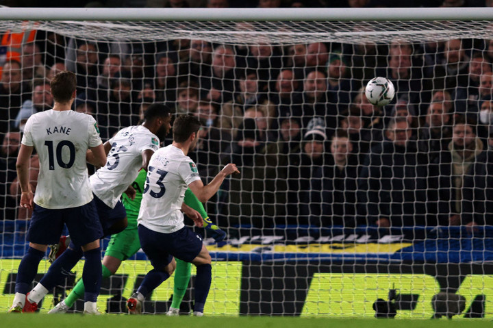 Chelsea terus mengurung pertahanan tamunya dan mendapatkan hadiah tendangan bebas pada menit ke-34 yang berujung gol kedua mereka. Tendangan bebas berbahaya Hakim Ziyech berusaha disapu Tanganga dengan sundulan. Tapi bola memantul mengenai Ben Davies dan justru bersarang ke dalam gawang timnya sendiri. Skor 2-0 bertahan hingga turun minum.