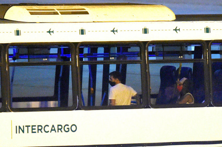 Pemain depan Paris Saint-Germain  Lionel Messi dan istrinya Antonella Roccuzzo tiba dengan bus untuk naik pesawat menuju Paris, di Bandara Islas Malvinas, Rosario, Santa Fe, Argentina, pada Rabu, 5 Januari 2022 waktu setempat. 