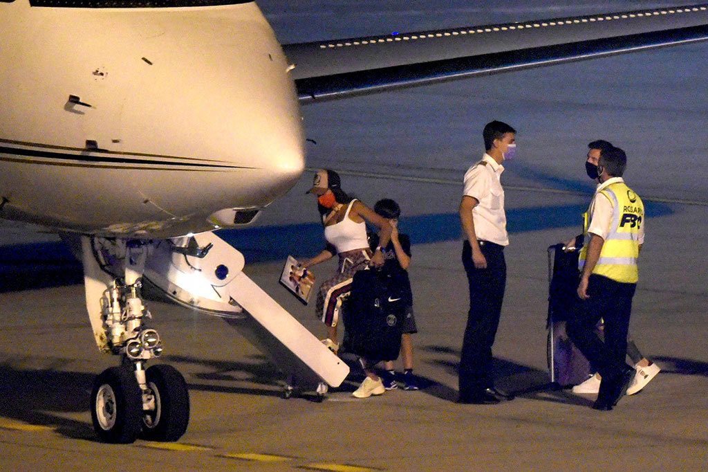 Messi sebelumnya dilaporkan menjadi satu dari empat pemain PSG yang dites positif covid-19 pada Minggu, 2 Januari lalu. Megabintang berusia 34 tahun itu tengah berlibur di kota kelahirannya Rosario ketika mendapati hasil tes positif tersebut.