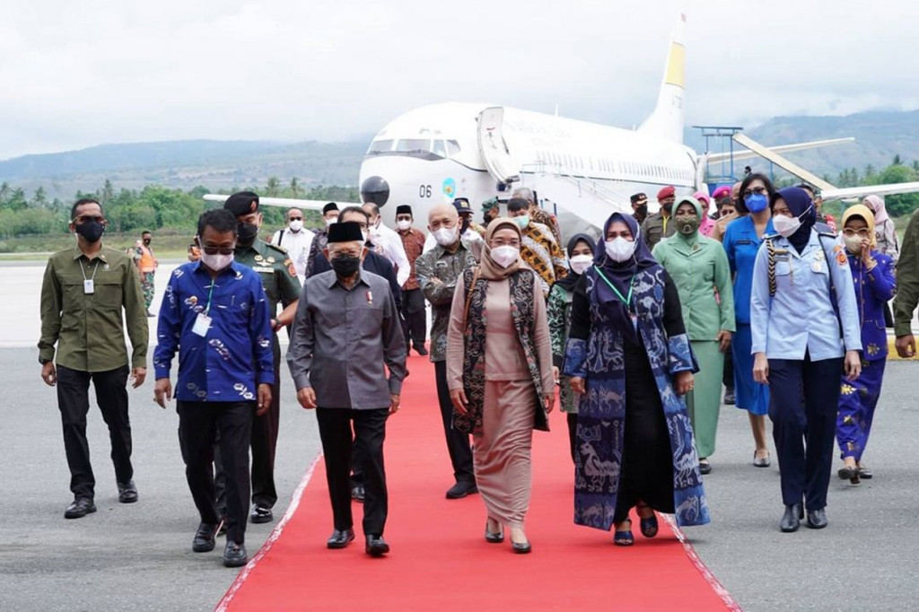 Wakil Presiden Ma'ruf Amin didampingi Ibu Wury Ma’ruf Amin tiba di Bandara Mutiara SIS Al-Jufrie, Kota Palu Pukul 11.30 WITA, Rabu, 6 Januari 2022.