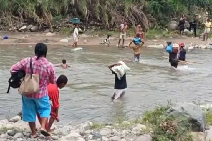 Tidak tanggung-tanggung, keuntungan yang diperoleh oleh warga yang menawarkan jasa pikul cukup terbilang bagus. Dalam seharinya, mereka bisa meraup keuntungan per orang Rp100 ribu. Selain itu, warga juga harus membayar jasa pikul barang apabila barang bawaannya cukup banyak dan tidak bisa menyeberangi kali tersebut.