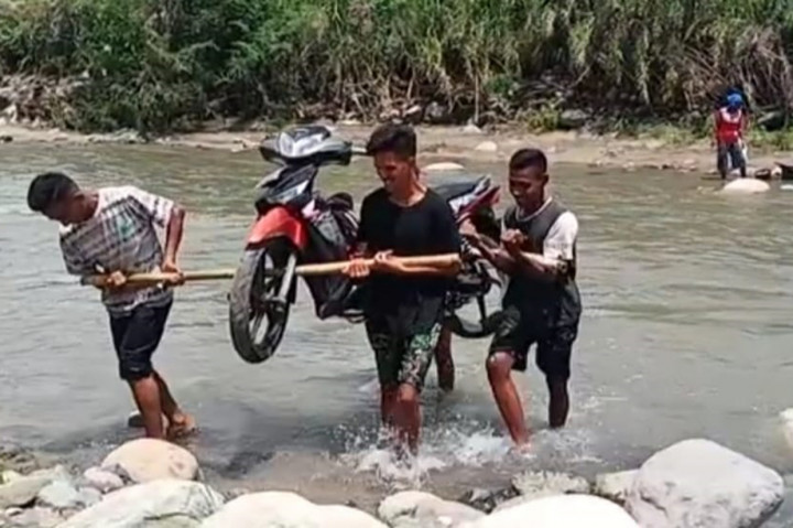 Jasa pikul kendaraan masih terus berlangsung sampai belum ada niat pemerintah untuk melakukan perbaikan jembatan gantung Kaliwajo putus tersebut selagi hujan deras terus melanda wilayah Kabupaten Sikka. 
Salah satu warga Korobhera, Yos mengaku dirinya bersama kawan-kawan tidak mematok berapa harga yang harus dibayar bagi mereka yang ingin menggunakan jasa pikul kendaraan roda dua. Yang mana, ada orang yang membayar dari Rp 10.000 hingga Rp 20.000. persatu motor kendaraan.