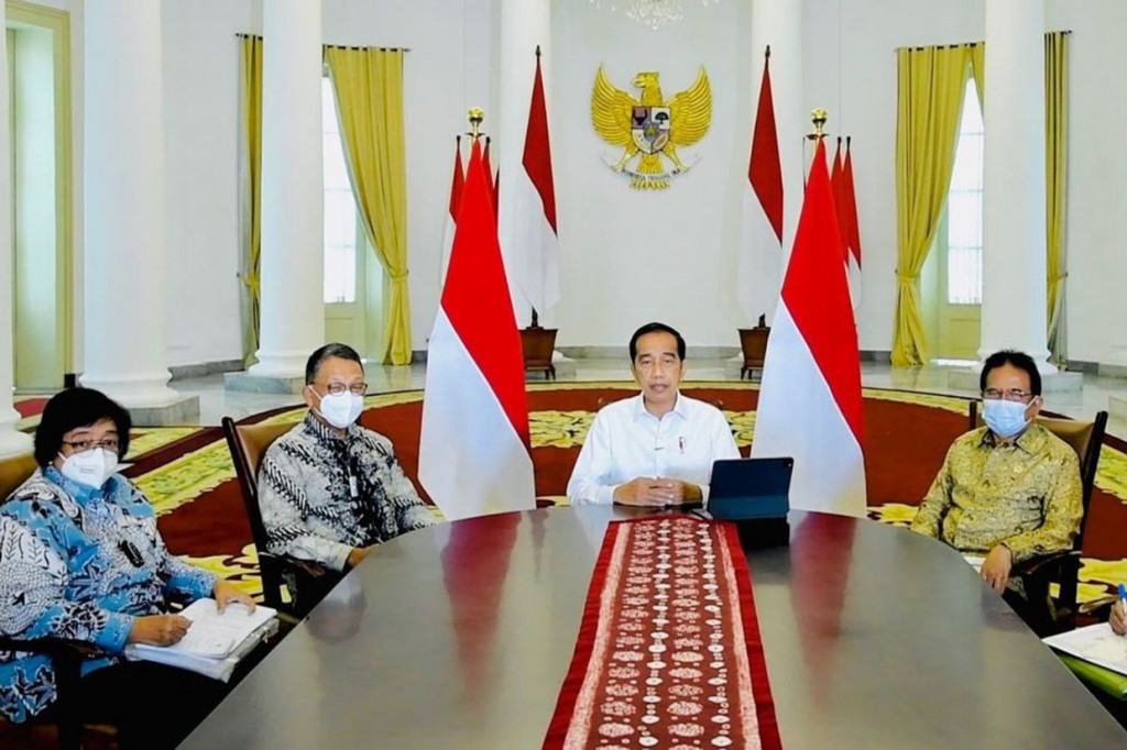 Pemerintah melakukan evaluasi besar-besaran terhadap izin-izin pertambangan, kehutanan dan penggunaan lahan negara di seluruh wilayah Indonesia.
