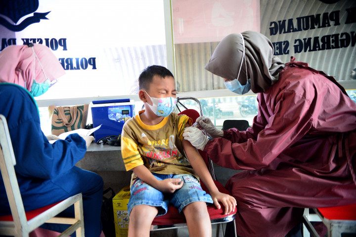 Tenaga kesehatan menyuntikkan vaksinasi covid-19 kepada anak-anak di sekitar Pos Polisi Fly Over Gaplek, Pamulang, Tangerang Selatan, Kamis, 6 Januari 2022. 