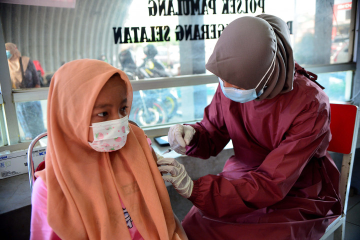 Tenaga kesehatan menyuntikkan vaksinasi covid-19 kepada anak-anak di sekitar Pos Polisi Fly Over Gaplek, Pamulang, Tangerang Selatan, Kamis, 6 Januari 2022. 