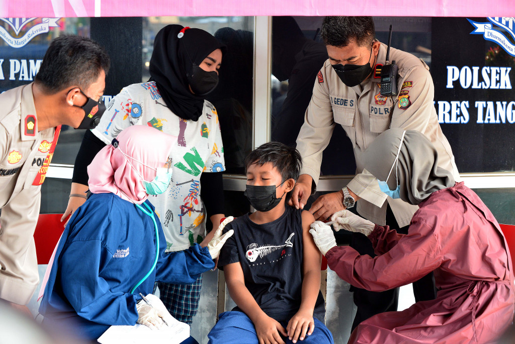 Guna mendukung tercapainya target tersebut kegiatan vaksinasi Covid-19 semakin digencarkan dan digelar di berbagai lokasi, salah satunya pos polisi. 