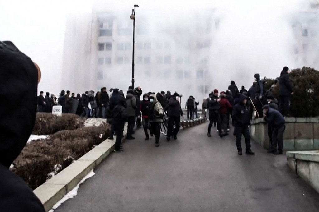 Konflik yang terjadi di Kazakhstan dimulai kala warga memprotes kenaikan harga LPG. Ribuan warga yang marah kemudian menyerbu bangunan pemerintah dan menjarah toko.