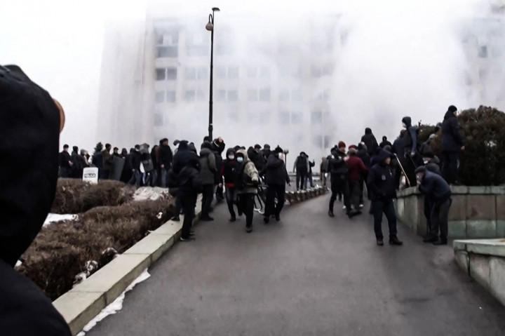 Konflik yang terjadi di Kazakhstan dimulai kala warga memprotes kenaikan harga LPG. Ribuan warga yang marah kemudian menyerbu bangunan pemerintah dan menjarah toko.