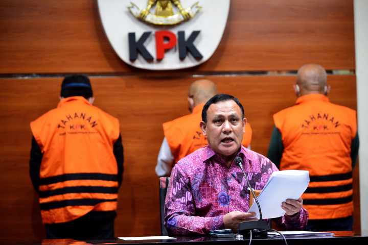 Ketua Komisi Pemberantasan Korupsi (KPK) Firli Bahuri (tengah) menyampaikan keterangan pers terkait penahanan sembilan orang tersangka yang terjaring Operasi Tangkap Tangan (OTT) KPK di Gedung Merah Putih KPK, Jakarta, Kamis, 6 Januari 2022. 