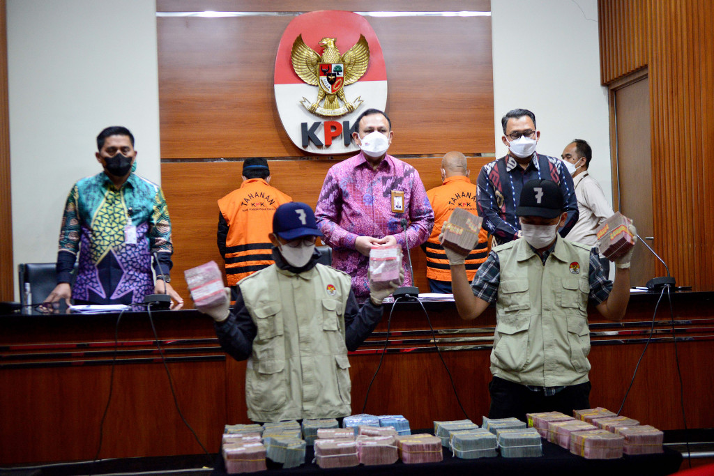 KPK juga mengamankan barang bukti uang dalam kasus suap pengadaan barang dan jasa, serta lelang jabatan di pemerintah Kota Bekasi.