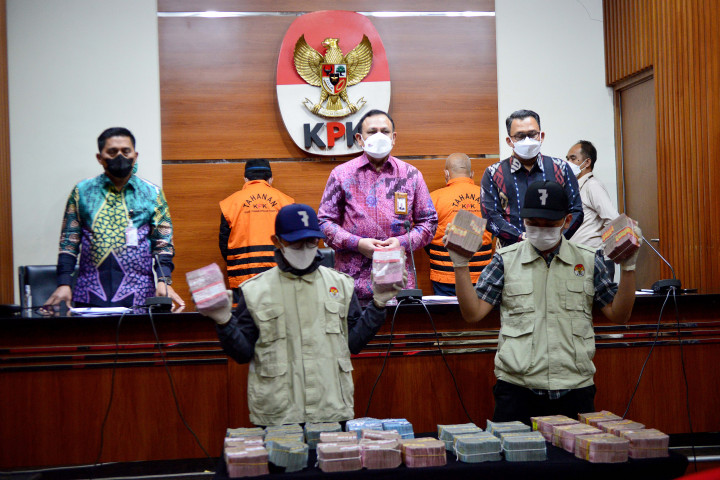 KPK juga mengamankan barang bukti uang dalam kasus suap pengadaan barang dan jasa, serta lelang jabatan di pemerintah Kota Bekasi.