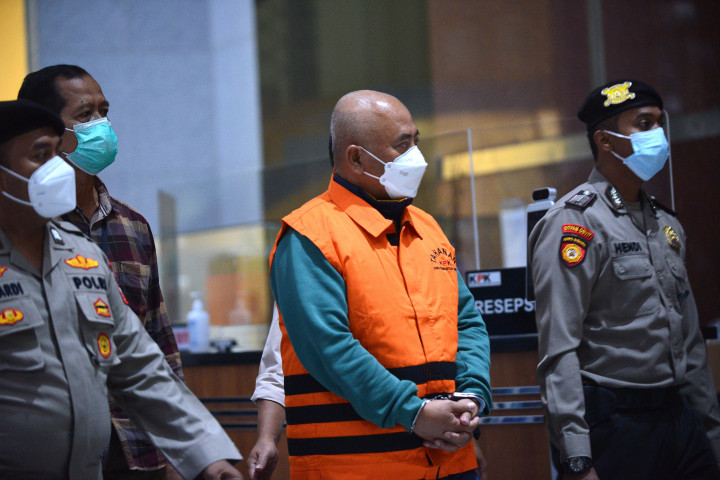 Tersangka Wali Kota Bekasi Rahmat Effendi (tengah) berjalan keluar menuju ruang konperensi pers setelah terjaring Operasi Tangkap Tangan (OTT) KPK di Gedung Merah Putih KPK, Jakarta, Kamis, 6 Januari 2022.