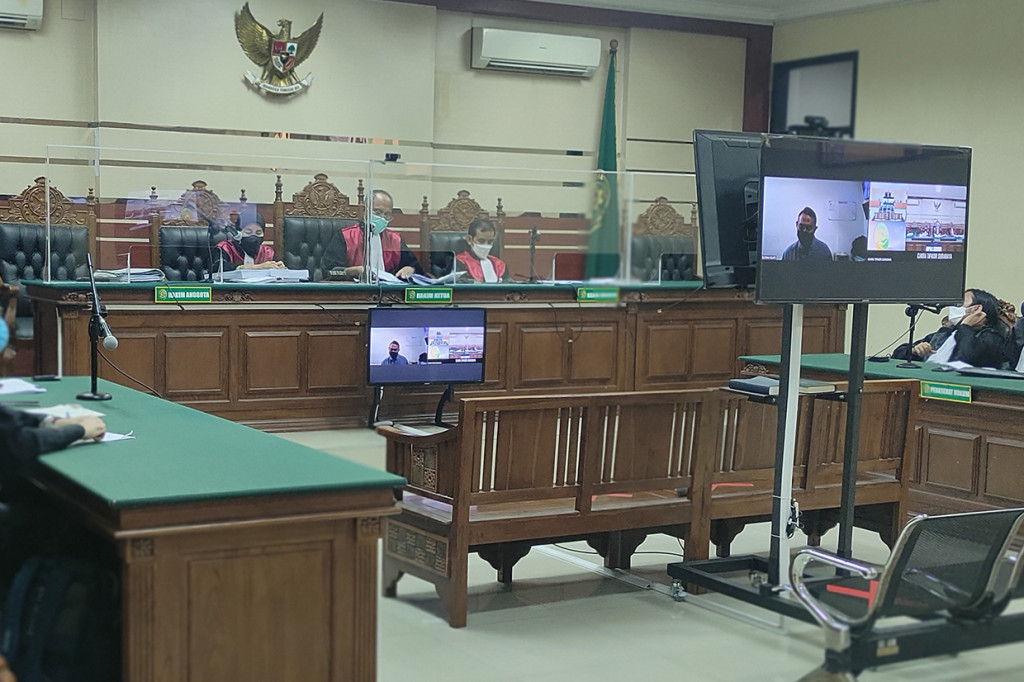Bupati nonaktif Nganjuk Novi Rahman Hidayat divonis 7 tahun penjara. Majelis hakim Tipikor Surabaya menilai terdakwa terbukti telah menerima suap dalam kasus jual beli jabatan.