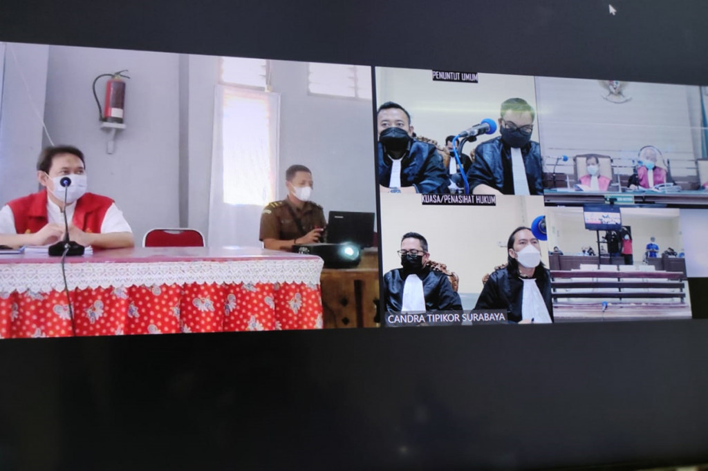 Selain hukuman penjara, majelis hakim yang diketuai I Ketut Suarta menjatuhkan pidana denda sebesar Rp 200 juta subsider 6 bulan penjara. 