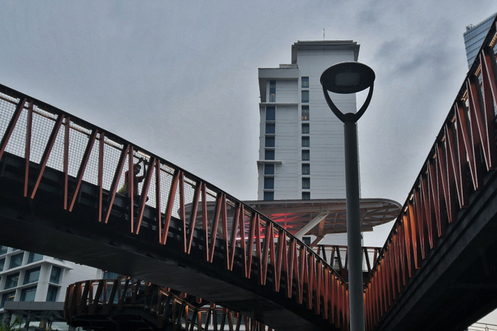 Pekerja menyelesaikan proyek jembatan penyebrangan orang (JPO) Pinisi di kawasan Sudirman, Jakarta, Kamis, 6 Januari 2022. 