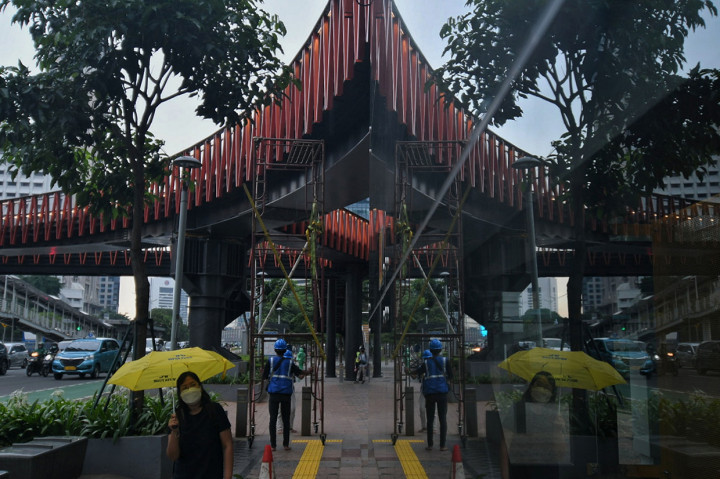 Progres JPO berkonsep Kapal Pinisi ini sudah mencapai 98 persen dan memasuki tahap penyelesaian akhir.