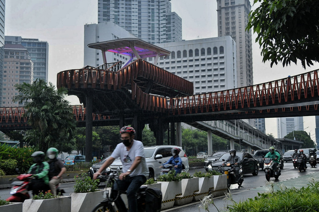 JPO ini juga nantinya bisa dilewati pengguna sepeda serta dilengkapi dengan lift untuk mempermudah penyandang disabilitas menggunakan jembatan tersebut.