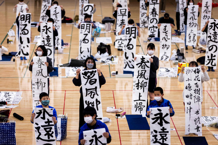 Peserta menampilkan tulisan Jepang mereka selama kontes kaligrafi Tahun Baru tahunan di Tokyo, Rabu, 5 Januari 2022.