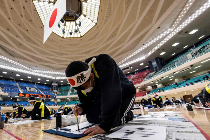Seorang peserta menulis kaligrafi Jepang selama kontes kaligrafi Tahun Baru tahunan di Tokyo, Rabu, 5 Januari 2022.