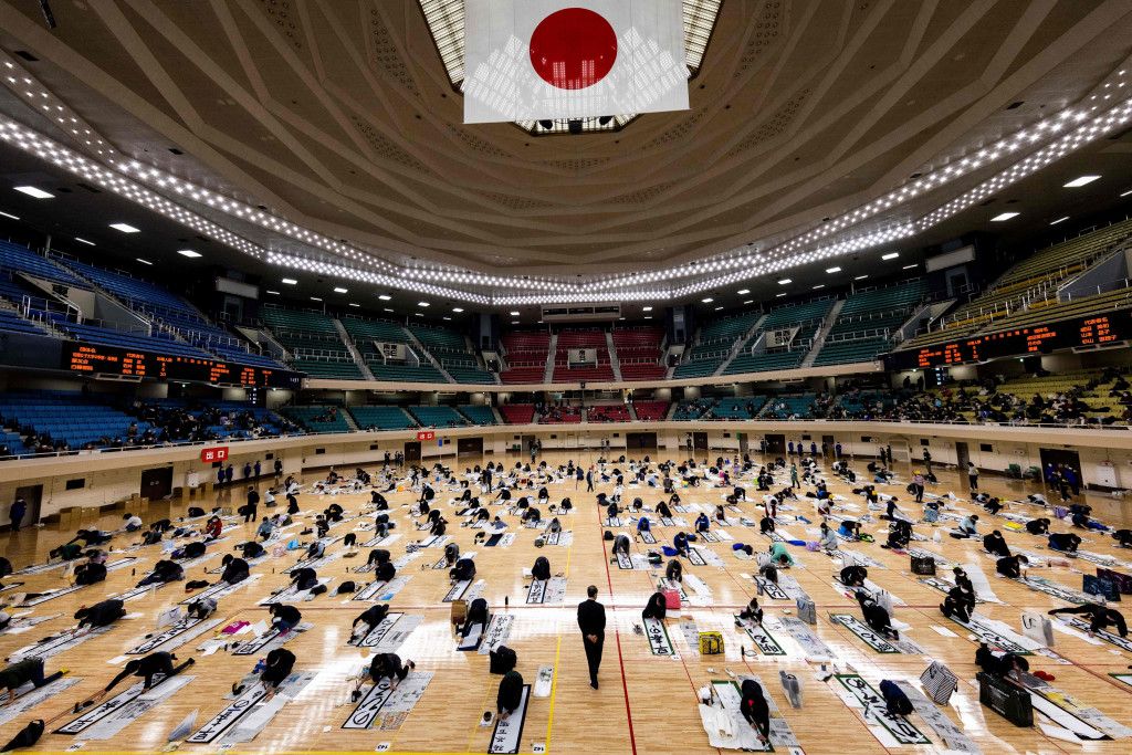 Lebih dari 3.000 kaligrafer, yang telah memenuhi syarat dalam kompetisi tingkat nasional di seluruh Jepang, ikut serta dalam kontes tahunan untuk merayakan tahun baru.